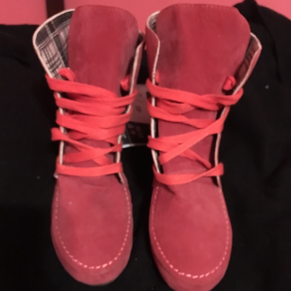 Size 6 imitation moccasins.